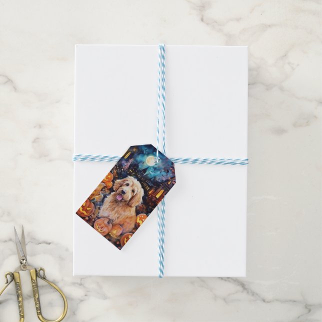 Halloween Goldendoodle med pumpor Scary Presentetikett (Med Snöre)