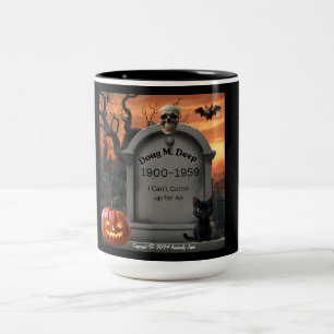 Halloween gravestone humor "Doug M. Deep" Två-Tonad Mugg