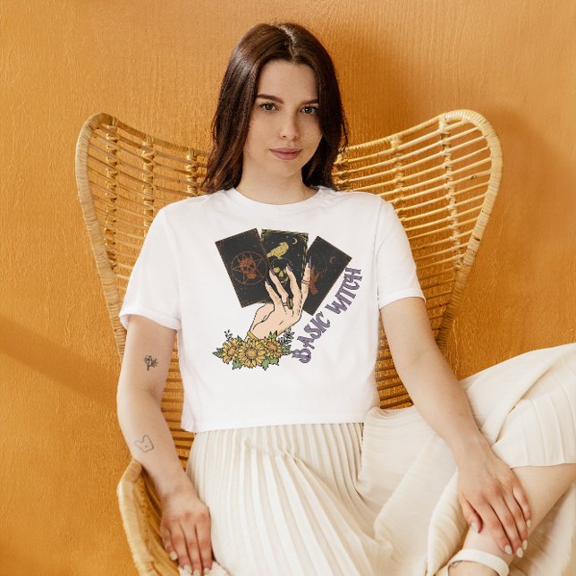 HALLOWEEN HAND HOLDING TAROT CARDS | BASIC WITCH T SHIRT (Skapare uppladdad)
