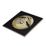 Halloween Harvest Full Moon och Nattflygning Fladd Kakelplatta<br><div class="desc">Ceramic Tile tryckt med en grafisk grafik i Halloween Harvest Full Moon and Night Flight Fladdermus hand plockade teckning som illustreras av TheFabricSeal print on demand shop på Zazzle.com #ZazzleMade ©️ Original. https://www.zazzle.com/store/thefabricseal Denna Halloween Classic tittar vintage stil art biet har en grå golden gult måne och svart färgad fladdermus...</div>