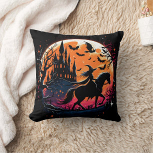 Halloween-häst åker under ett skämt kudde