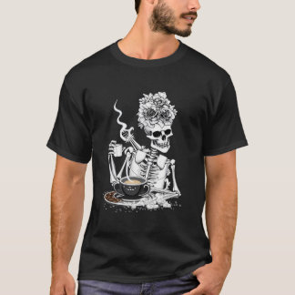 Halloween-Hett kaffe som dricker Skeleton med Ro T Shirt