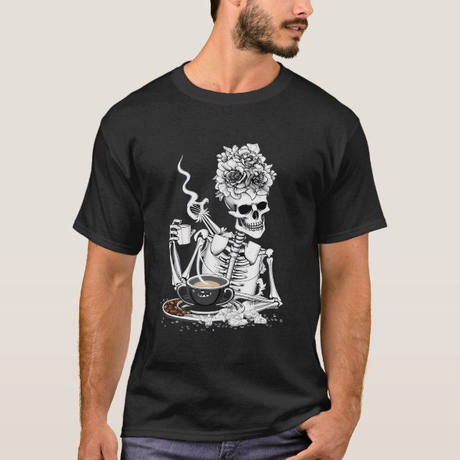 Halloween-Hett kaffe som dricker Skeleton med Ro T Shirt (Framsida)