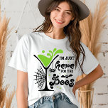 Halloween, jag är här för Boos Funny Drinks T Shirt<br><div class="desc">Halloween jag är här för Boos Funny Drinks Tri-Blend Shirt har texten "Jag är här för boon" i modern manustypografi som är accentuerad med en cocktail,  fladdermus,  spinder och spindlar webben. Perfekt för Halloween fest och firande. Skapat av Evco Studio www.zazzle.com/store/evcostudio</div>