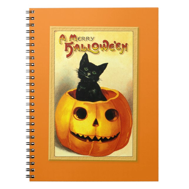 Halloween Kitty som sitter i Jack O Lantern Anteckningsbok (Framsidan)