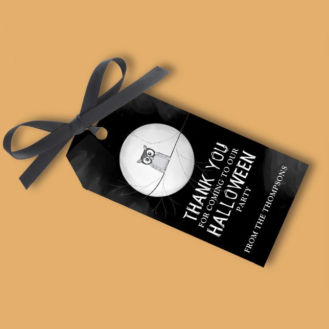 Halloween kuslig skrämmande uggla Whimsical söt Presentetikett (Halloween spooky owl gift tag with full moon sitting on a tree branch. )