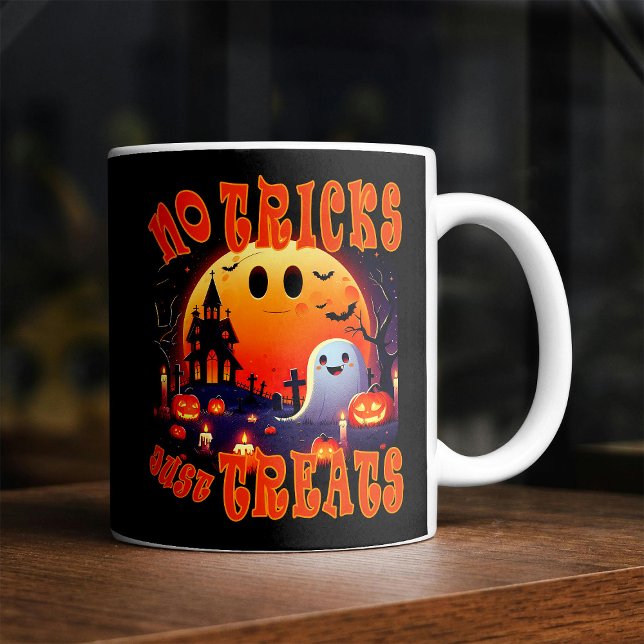 Halloween-kyrkogård med söt lycklig-leende Ghost Kaffemugg (Skapare uppladdad)