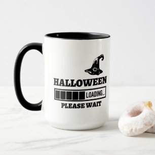 Halloween laddar, vänligen vänta text svart och vi mugg
