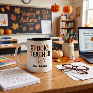 Halloween-lärare Kaffepresent | Driven av kaffe Två-Tonad Mugg