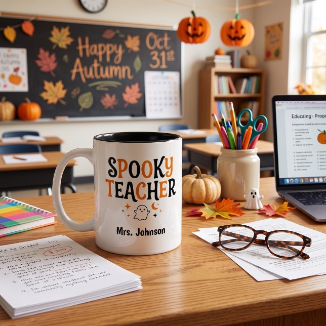 Halloween-lärare Kaffepresent | Driven av kaffe  Två-Tonad Mugg (Skapare uppladdad)