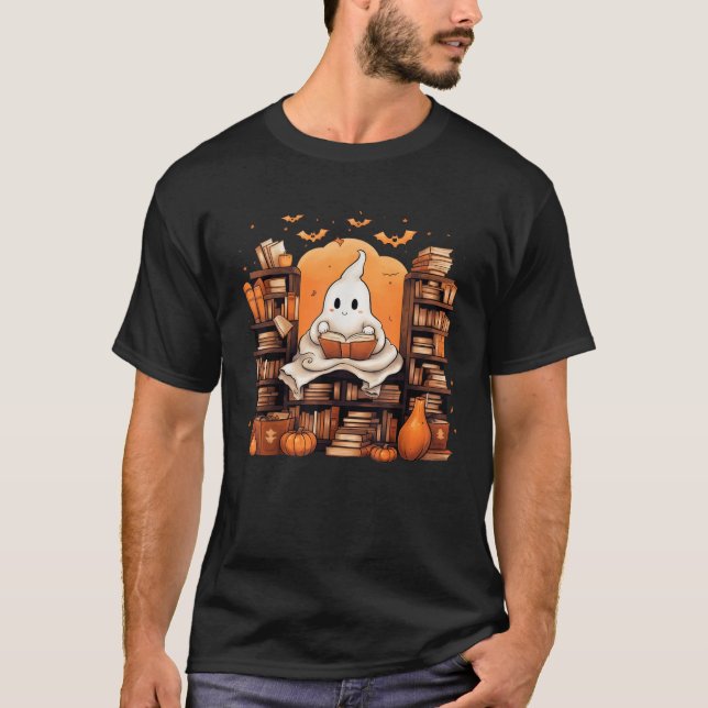 Halloween Librarian Ghost Reading Bokar Booknerd T Shirt (Framsida)