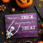 Halloween Lila Skeleton Anpassningsbar House Party Vykort<br><div class="desc">Det här är inte ett trick,  vårt hus party är ett kontrakt. En söt halloween-husuppvärmning med party-vykort eller byte av adress-kort för en familj som har flyttat i oktober månad. Ett lustigt skelett på en lila mur för att välkomna folk till ditt nya hem för en roligt.</div>