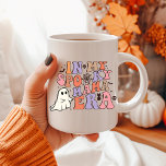 HALLOWEEN MAMMA I MIN SPOOKY MAMMA ERA KAFFEMUGG<br><div class="desc">Upptäck den ultimata blandningen av skaka och sötma med vår keramiska Tecknad Ghost Mugg, med den vismiska frasen "IN MY SPOOKY MAMMA ERA ERA" i pastellstav, grädde, rosa och violettnyanser. Med det här stilteckensnittet Halloween-stil får du ett litet retro-tecken till din samling. Med klassiska Halloween-dekorationer som döskallar, spindlar, en svart...</div>
