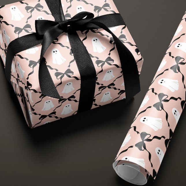 Halloween med rosa söta spöken och svarta band presentpapper (light pink Halloween gift wrapping paper with a cute smiling ghost and black bow diamonds)