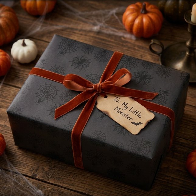 Halloween med svarta spindelnät i kolmörker presentpapper (Skapare uppladdad)