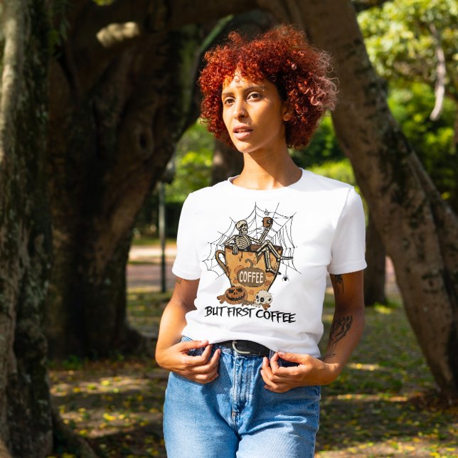 HALLOWEEN MEN FÖRSTA KAFFE | SKELETON DRININNING T SHIRT (Skapare uppladdad)
