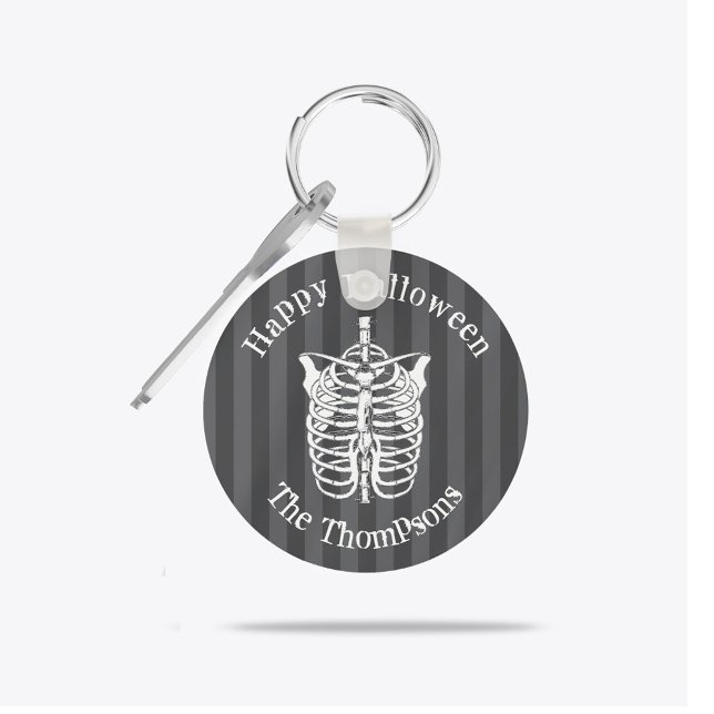 Halloween Modern Spooky Skeleton X-Ray Nyckelring (Personalized spooky skeleton Halloween keychain with gothic striped background design.)