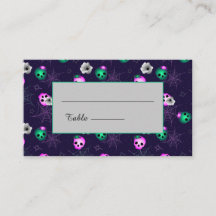 Halloween nära rosa och grönt döskallar med glätta