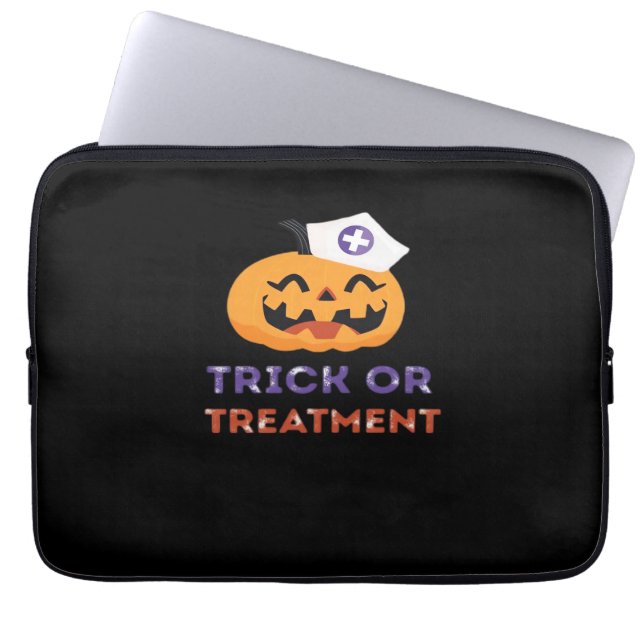 Halloween Nurse Trick eller behandling Classic T-  Laptop Fodral (Framsidan)