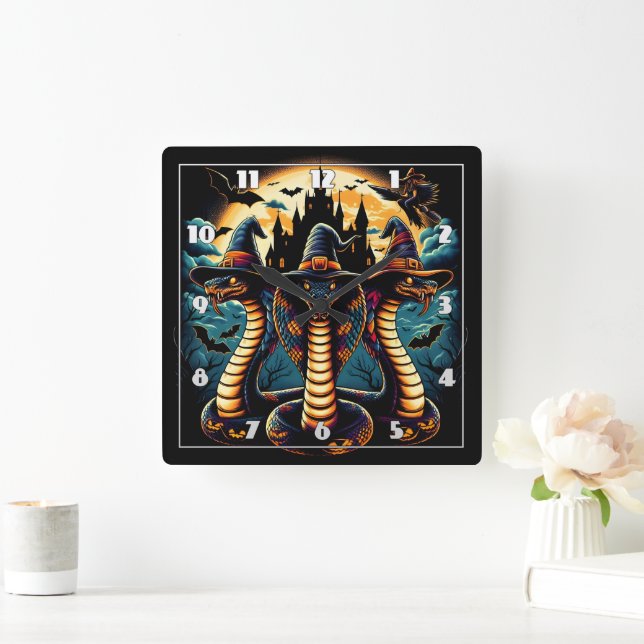 Halloween-ormar i spooky attityder vid vriden ljus fyrkantig klocka (Hem)