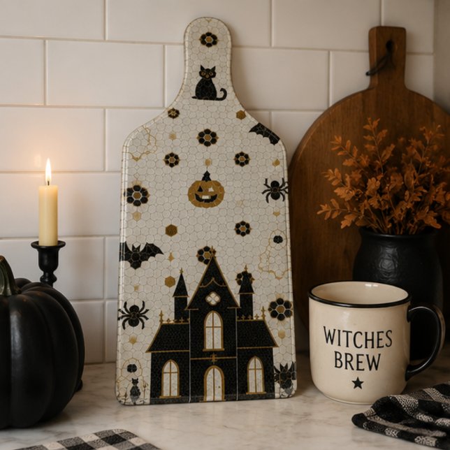 Halloween Parisian Bistro Mosaik Kakel Hemsökt Hus (Halloween glass cutting board paddle with haunted house in cozy Parisian-inspired fall kitchen decor)