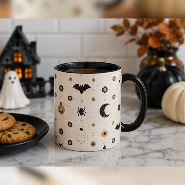 Halloween Parisian Bistro Mosaik Kakel Kaffe Mugg (Halloween ceramic mug with pumpkins and candle on a cozy rustic autumn table.)