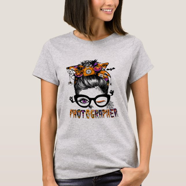 Halloween Photographer Messy Bun Hair Coola T Shirt (Framsida)