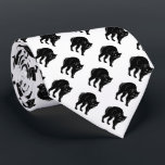 Halloween Prowling Black Cat Silhouette Teckning Slips<br><div class="desc">Neck Tie business kostym och avslappnad roligt mode påstående klädtillbehör tryckt med en Halloween Prowling Black Cat Silhouette Teckning-grafik teckning-illustration av TheFabricSealTieShop-utskriften på beställning på Zazzle.com #ZazzleMade ©️ Original. https://www.zazzle.com/store/thefabricsealtieshop Denna Halloween-klassiska hand plockade än modern tittar enkel vintage contemporary i konst har en svartvit katt med vit högdager stil som...</div>