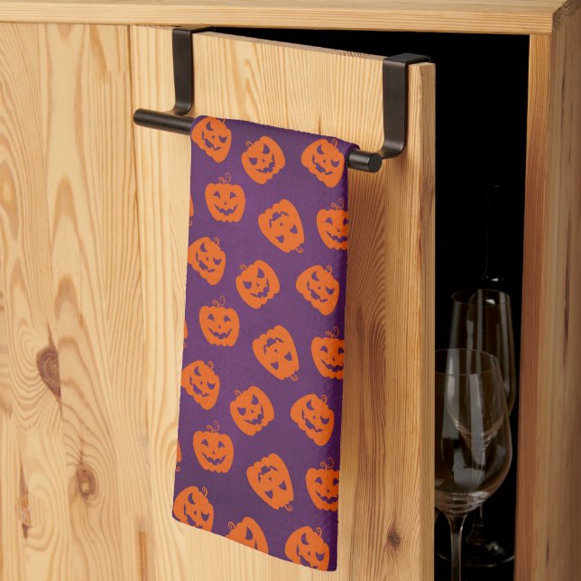 Halloween Pumpkins på Lila Background Mönster Kökshandduk (Thirds Fold)