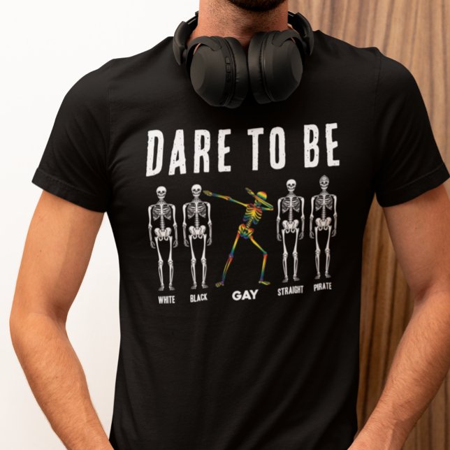 Halloween Rainbow Skeleton Dab vågar vara ett spel T Shirt (Halloween Skeletons Dare to be Gay Colorful Black T-Shirt)