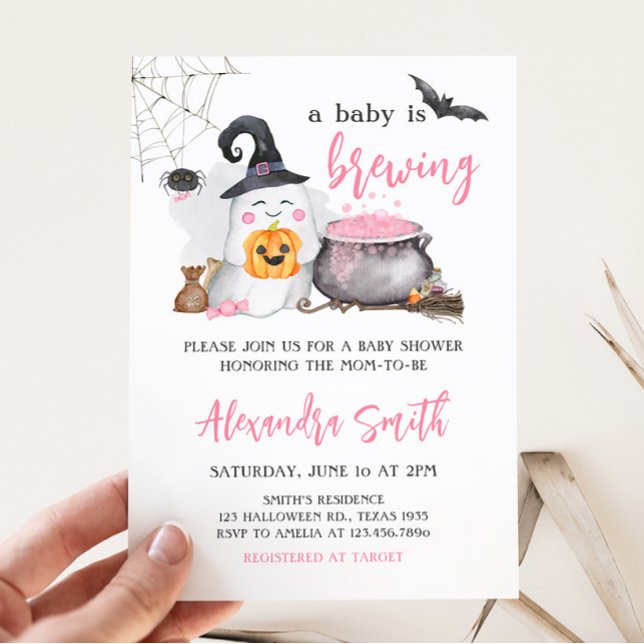 Halloween Rosa Baby håller på att andas babyskor Inbjudningar (Pink Ghost A Baby is Brewing Baby Shower Invitation)