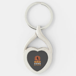 Halloween Sjuksköterska på dag Ens häxa på natt Twisted Heart Silverfärgad Nyckelring