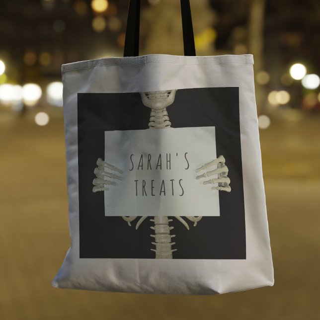 Halloween Skeleton Bus eller godis Personlig Tygkasse (Funny Halloween Spooky Skeleton Tote Bag for your spooky treats. Add your name!)