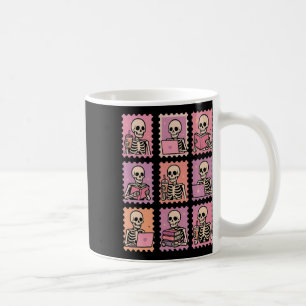 Halloween Skeleton Holding Coffee Postage Frimärke Kaffemugg