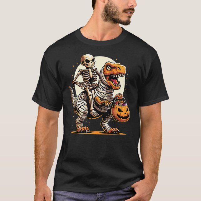 Halloween Skeleton Riding Mummy Dinosaur T Shirt (Framsida)