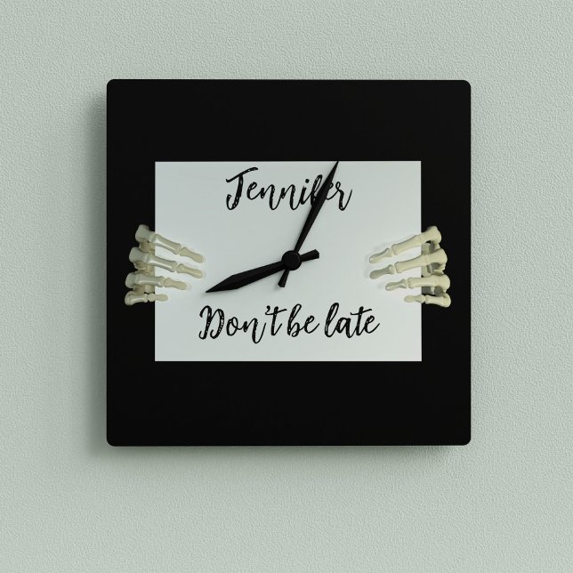 Halloween Skeleton-skylt, var inte sen Namn Anpass Fyrkantig Klocka (Don't be late for work! Add your name to this spooky skeleton clock)