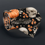 Halloween Skull Fladdermus och Flowers Black Slips<br><div class="desc">En charmerande,  handmålad vattenfärg Halloween-mönster med pumpor,  döskallar,  fladdermus och höstblommor i svart bakgrund. Ett underbart helgdag tillbehör till Halloween fest. Kommer att ge ett underbart gotiskt utseende på en skarp vit skjorta.</div>