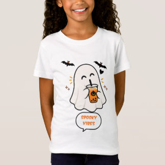 Halloween-spöken dricker apelsinjuice med kusliga t shirt