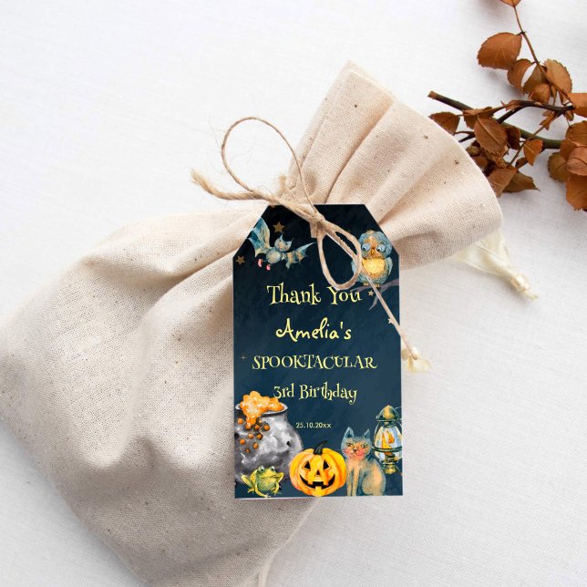 Halloween-spooky-spooktaculär födelsedagspressförm presentetikett (Halloween birthday party thank you favor gift tags template dark night brewing pot pumpkin bat owl)