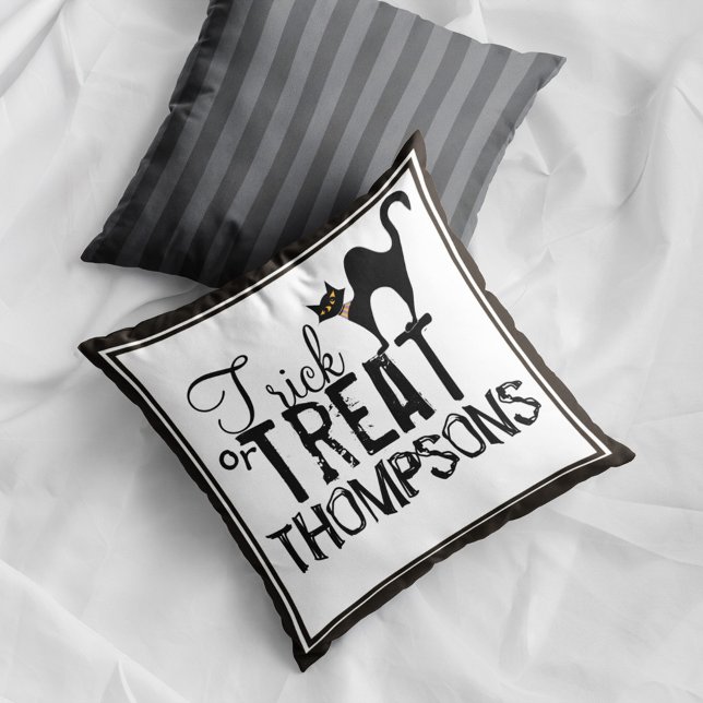 Halloween Svart Katt Bus eller Godis Spöklik Kudde (Halloween black cat trick or treat pillow with personalized family name spooky fall decor accent.)