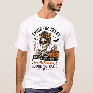 Halloween T-Shirt med 'Trick or Treat Smell My Fee