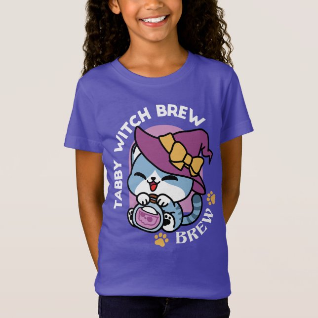 Halloween Tabby Cat – Witch Hat & Potion Art T Shirt (Framsida)
