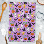 Halloween Theme Collage Toss Mönster Lila Kökshandduk<br><div class="desc">Denna vita Halloween-mönster tillverkas främst i orange och svart på ljusa lilor. Det omfattar vitt spöken, svarta katter och fladdermus, orange pumpor och lättorange uggla. Det är en söt tecknad som hjälper dig att fira på din scoky party. Den här utformningen passar för ett barns party och för en tänd...</div>