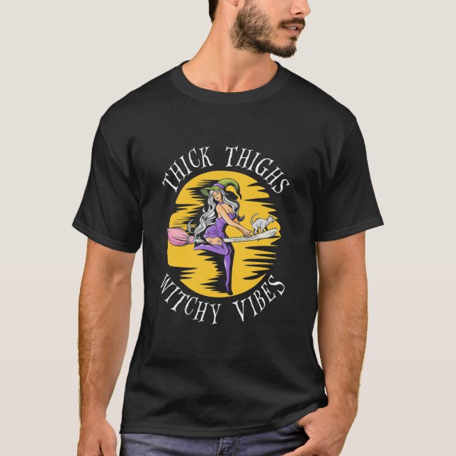 Halloween Thick Thighs Witchy Vibes T Shirt (Framsida)