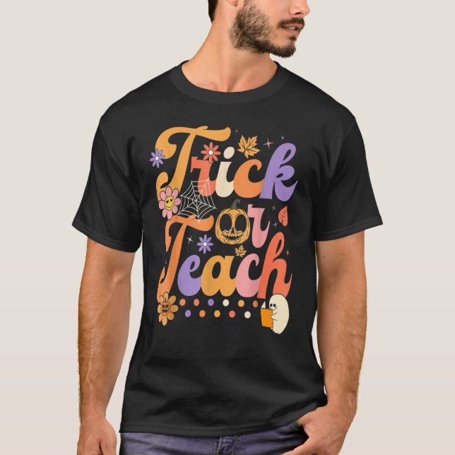 Halloween Trick eller Teach Retro Groovy Teacher H T Shirt (Framsida)