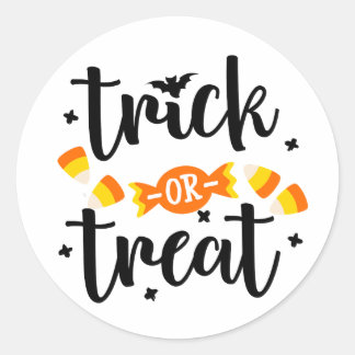 Halloween-typografi design med godis för trick or runt klistermärke