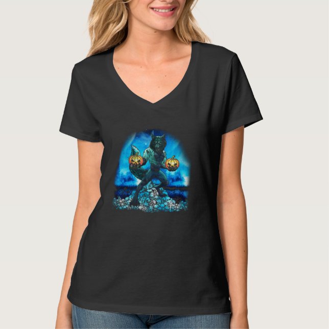 Halloween Werewolf With Pumpkins And Skulls T Shirt (Framsida)