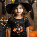 Halloween Witch Birthday Girl Namn Black T-Shirt<br><div class="desc">Halloween Birthday svart T-Shirt för flickor med en söt liten häxa. Anpassa texten enkelt. Numret på baksidan du kan lämna eller lämna det tomt:) - Kate Eden Art</div>