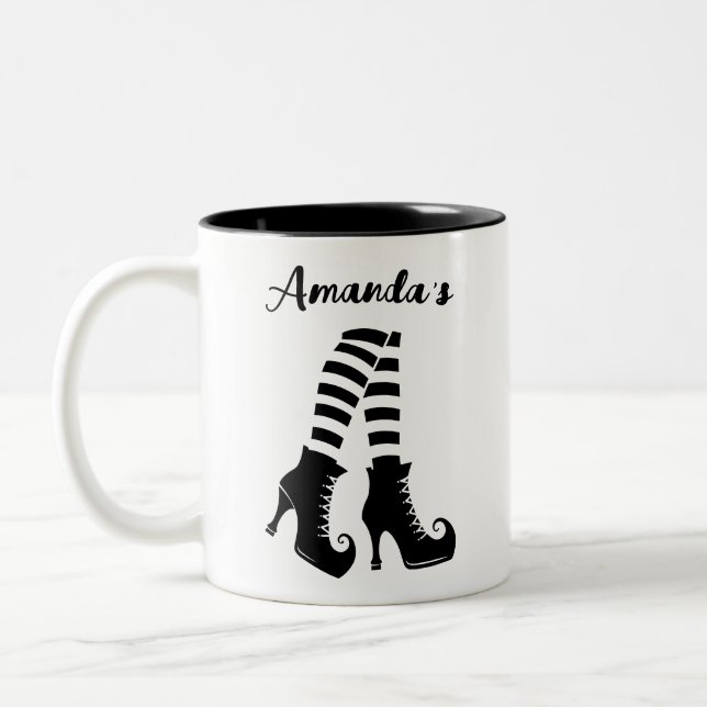 Halloween Witch Black and White Whimsical Shoes Två-Tonad Mugg (Vänster)
