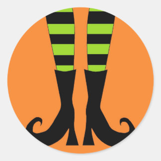 Halloween Witch Feet i Gröntens Orange Bakgrund Runt Klistermärke